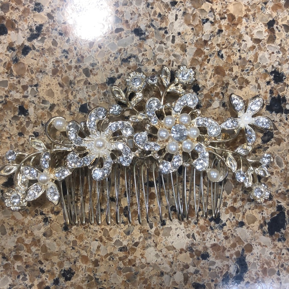 Beautiful pearl and gemstone silver hair piece
